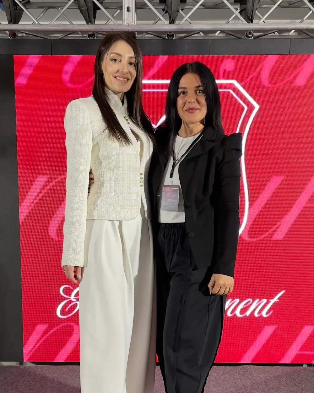 Ксения Субботина с коллегой на сцене чемпионата Elite Permanent