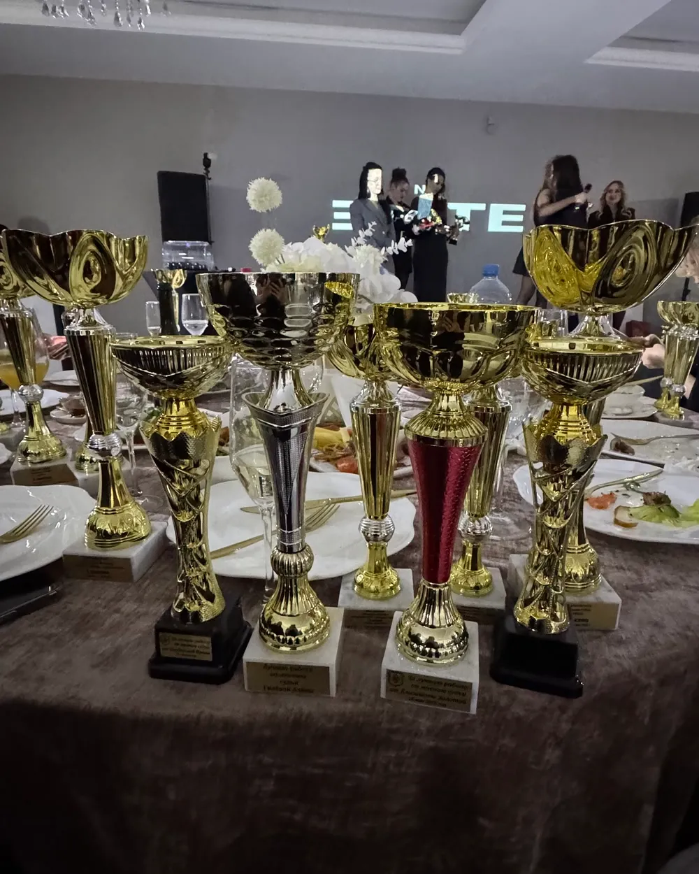 Кубки чемпионата на столе